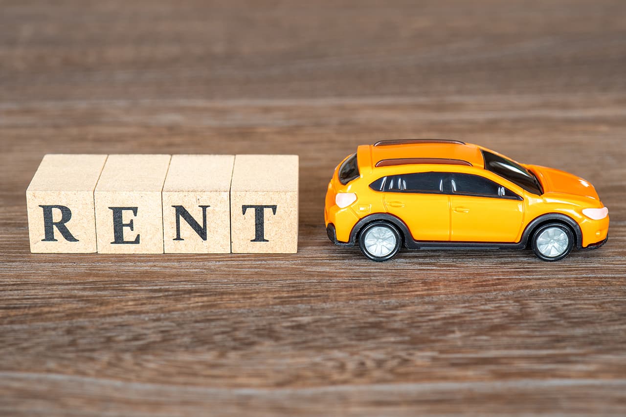 黄色いミニカーとRENTと書かれた模型