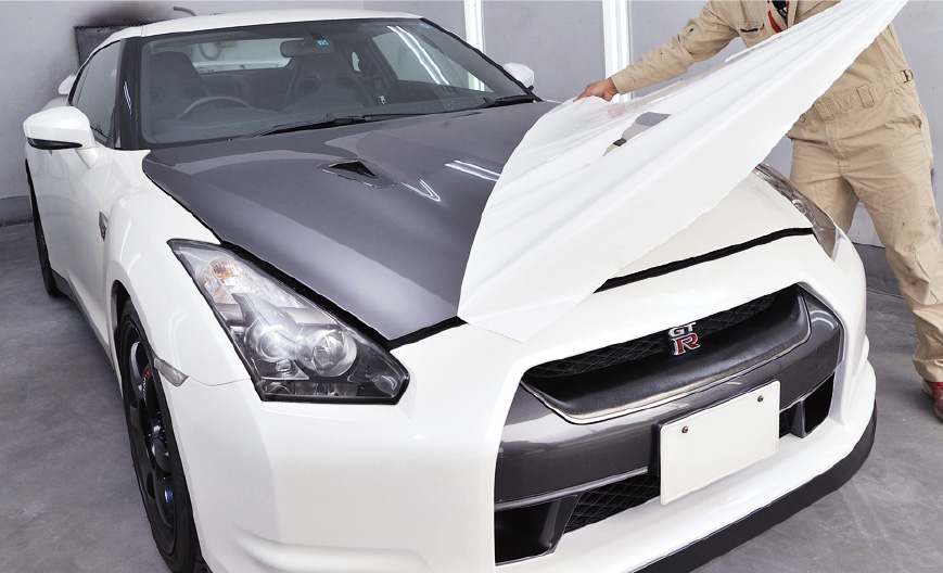 車からラバーディップをはがしている様子