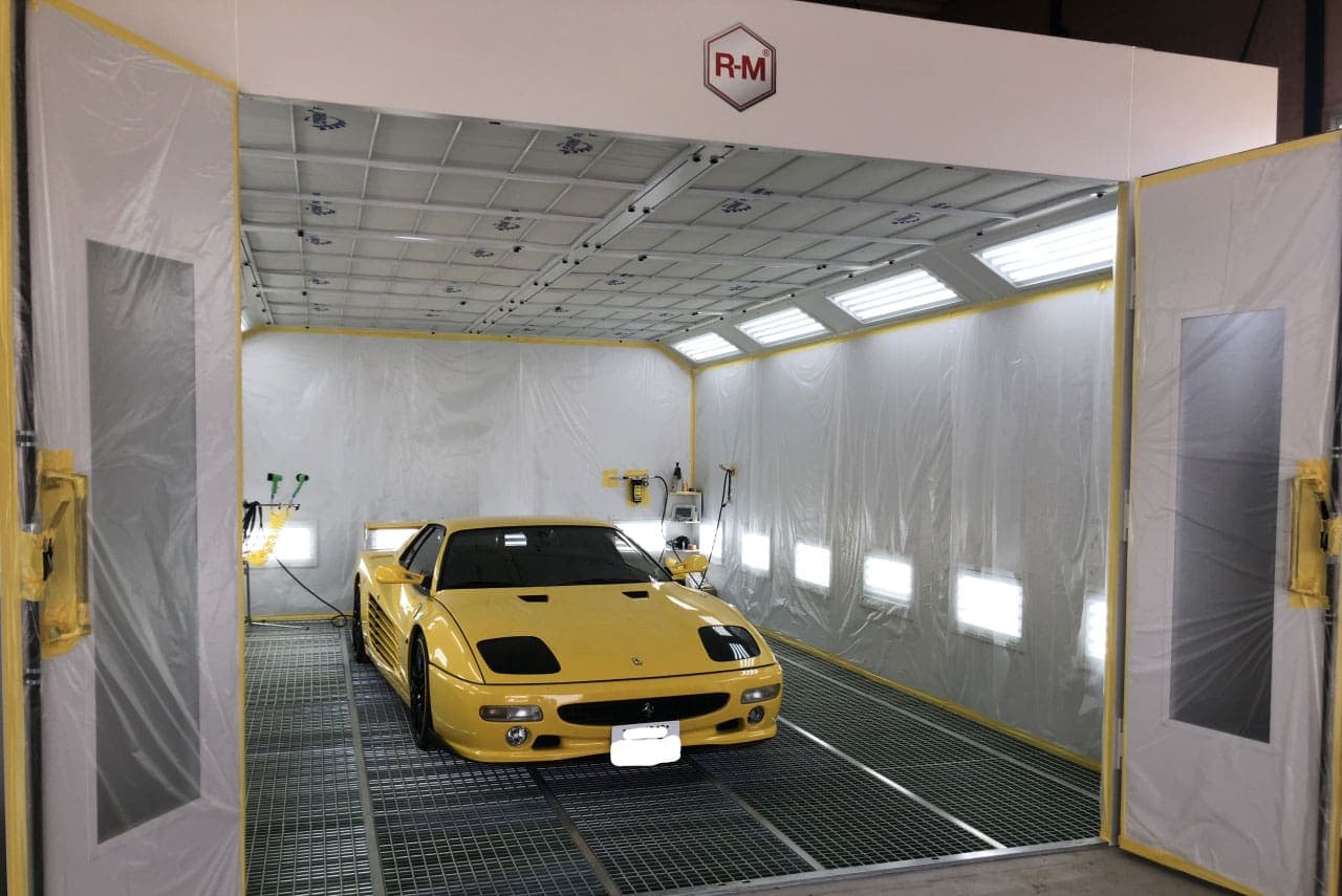 塗装ブースの中の黄色い車