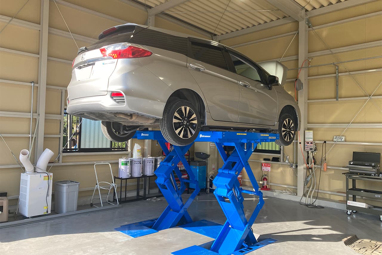 車をリフトにのせて点検している様子