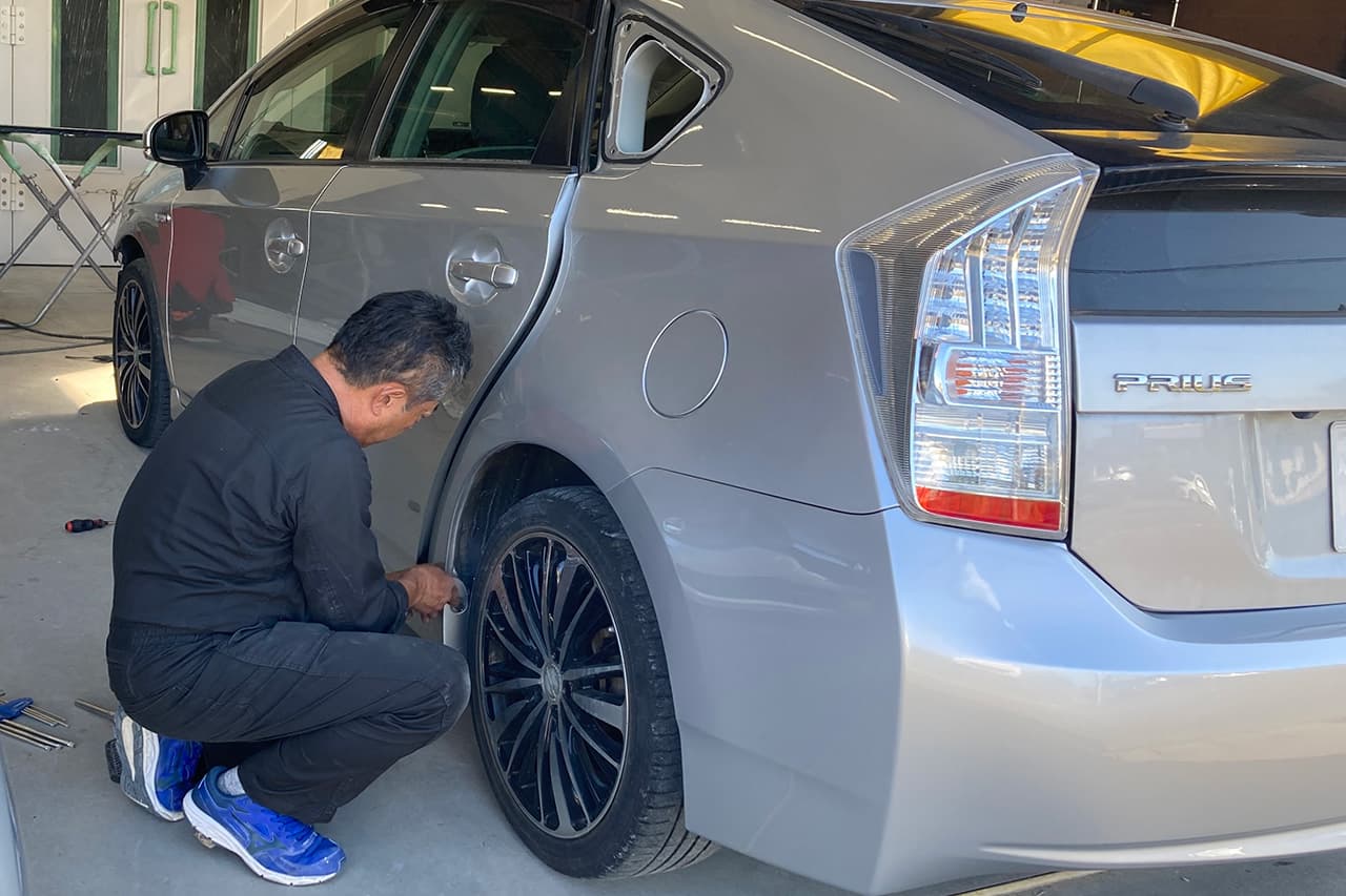 車のタイヤまわりをメンテナンスしている様子
